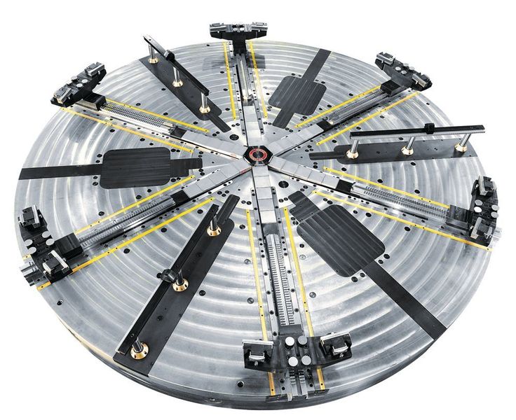 Rotomors bietet unter anderem auch hydraulische Spannfutter bis 3500 mm Durchmesser samt Hebeeinheit für das Bauteil an. (Rotomors)