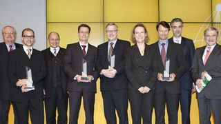 Glückliche Gewinner: Neben Renault wurden auch Dr. Tobias Reggelin vom Fraunhofer-Institut Fabrikbetrieb und -automatisierung IFF, Prof. Dr. Lauri Ojala und  Mitarbeiter Frank Josefiak, Technical Director der Agheera GmbH geehrt.  (Bild: Deutsche Post DHL)