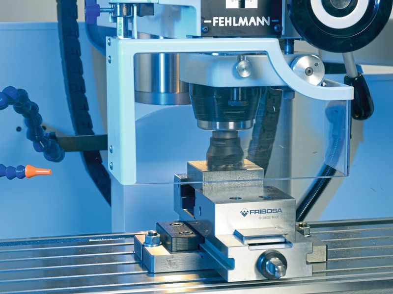 Picomax 21-M: Die ausgezeichnete Stabilität der Maschine sowie die stufenlose Drehzahlregulierung erlauben das Ausführen von leichten Fräsarbeiten mit optimalen Schnittbedingungen.  (Fehlmann)