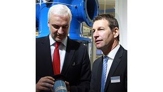 Auch Politiker zeigen Interesse: NRW-Wirtschaftsminister Garret Duin (links) lässt sich von Donaldson-Geschäftsführer Heiner Carstensen den neuen Druckluftfilter erklären. (Bild: Itasse)