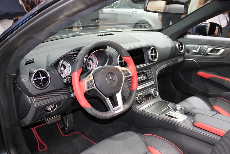 For motoring enthusiasts: The SL 500's V8 accelerates from 0-100 kmph in 4.6 s (335 kW). (Source: Schulz)