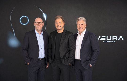 Sie haben den Kauf von Adlatus durch Neura eingefädelt (v.l.n.r.): Adlatus-CEO Stefan Erhardt, Neura Robotics-CEO David Reger und Andreas Lindemann, Geschäftsführer der Neura Mobile Robots GmbH.(Bild:  Neura Robotics)