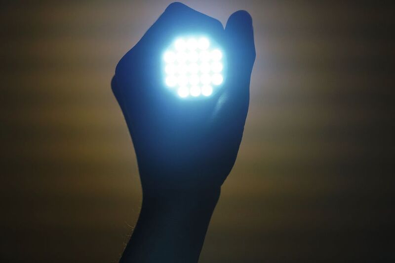 Hohe Datenraten mit LED-Licht übertragen: Li-Fi hat im Vergleich zu Wi-Fi Vor- aber auch Nachteile.