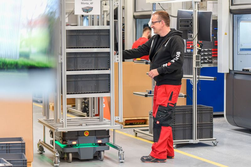 Auf Knopfdruck transportieren fahrerlose Transportfahrzeuge Material von der Fertigungsbereitstellung zum Arbeitsplatz. (Bild: Bopla Gehaeuse Systeme)