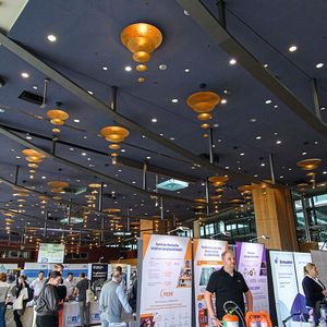 Die LAB-SUPPLY Dresden hat nicht nur die wahrscheinlich schönsten Deckenleuchten, sondern ist auch eine der größten LAB-SUPPLY-Messen in Deutschland.

 
Mehr Infos zu den kommenden LAB-SUPPLY-Messen finden Sie auf www.lab-supply.info (Bild: Stefan Stark)