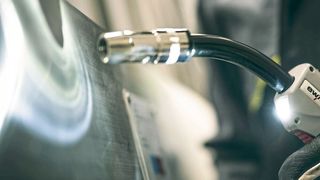 Die LED-Beleuchtung des neuen PM-Brenners von EWM bringt Licht auch in dunkle Werkstückbereiche. Sie aktiviert sich automatisch bei Brennerbewegung. (EWM)