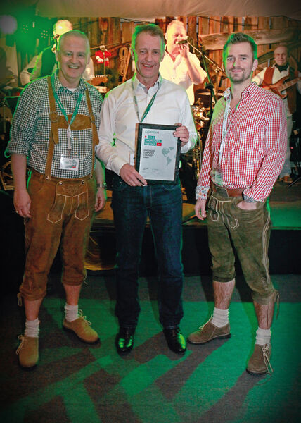 Rene Bodmer (l.) und Patrick Grüttner (r., beide Kaspersky) freuen sich mit Dietmar Fischer (Grözinger) über dessen Auszeichnung. (Kaspersky)