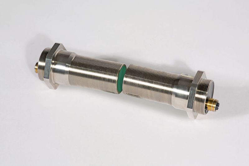 Mit dem berührungslos arbeitenden Stecker Gigaplug können Ethernet-basierte Daten umgewandelt und über eine Luftstrecke ohne Verluste übertragen werden. (Schleifring)