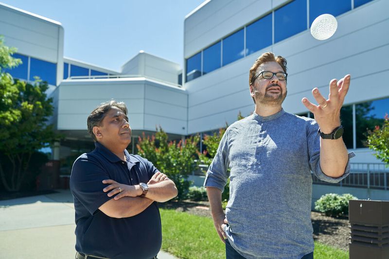 Ashish Gupta (links) und Mark Burhop wurden in der Kategorie Open Innovation ausgezeichnet. Sie haben das Design komplexer mehrstufiger Gitterstrukturen vereinfacht. Dies erleichtere vor allem die Darstellung von Teilen, die mittels additiver Fertigung hergestellt werden. Die Darstellung umfasse nun nicht mehr Gigabytes, sondern Kilobytes.  (Bild: Siemens)