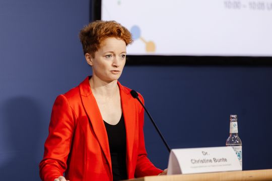 Dr. Christine Bunte (Hauptgeschäftsführerin Plastics Europe Deutschland): „Innovation Made in Germany darf nicht in Pilotanlagen steckenbleiben, sondern muss hierzulande im industriellen Maßstab Realität werden.“(Bild:  Plastics Europe Deutschland)