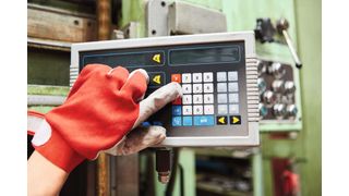 Maschinensteuerungen haben sich in den letzten Jahren sehr verändert.  (Bild: Robert Kneschke - stock.adobe.com)