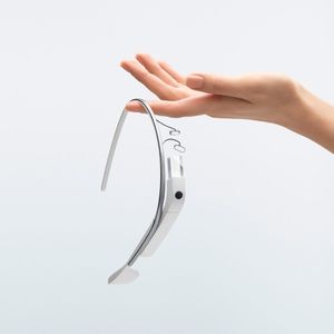 Leichtgewicht: Google Glass ist trotz der Elektronik nicht schwerer als eine normale Brille. Allerdings fehlen ja auch die Brillengläser...
