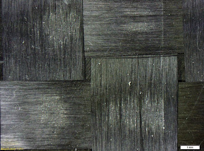 Klebevorbereitung	Als Klebevorbereitung wird die Oberfläche mit einem Kurzpulslaser aktiviert, ohne die Fasern zu beschädigen. Damit haftet ein Klebstoff besser, der zum Verbinden zweier Bauteile verwendet wird. (Bild: Trumpf)
