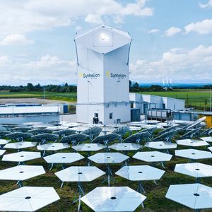 Renewable fuels from solar energy and CO₂: there is also a piece of Empa at the heart of the DAWN plant.(Image: Synhelion)