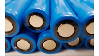 Den Batterien gehört die Zukunft, wenn man Experten glauben darf, die den Blick auf Energiespeicher und Antriebsmöglichkeiten der Zukunft richten. Dazu braucht es auf Lithium basierende Materialien. Century Lithium hat zu deren Herstellung jetzt einen Meilenstein erreicht ... (Bild: Lithiumium)