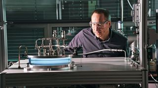 Empa-Forscher Dirk Hegemann entwickelt Plasma-Beschichtungsverfahren für umweltfreundliche Textilien. (Bild: Empa)