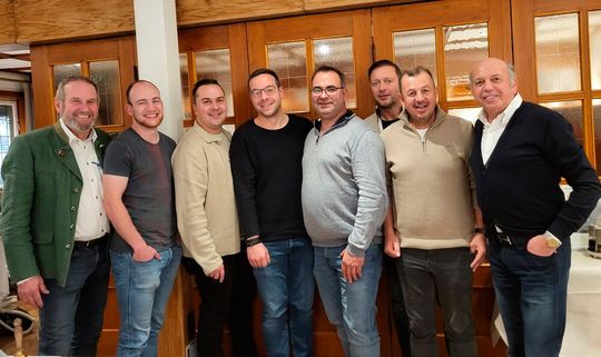 Der Vorstand der fusionierten Innung von li. nach re.: Obermeister Rolf Mayer, David Bauer, Philipp Baumann, Jochen Heiler, Michael Singler, Kilian Dettinger, stv. Obermeister Marco Beathalter, stv. Obermeister Siegfried Heller. Im Bild fehlen Pascal Hunn und Geschäfstführer Joachim Huber.(Bild:  Joachim Huber)