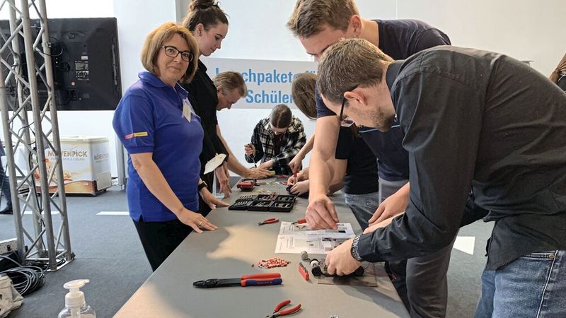 Claudia Kefferpütz von der ZDK-Abteilung Berufsbildung unterstützt die Jugendlichen beim Zusammenbau ihres Modellautos. (Bild: Pfaff ¬– »kfz-betrieb«)