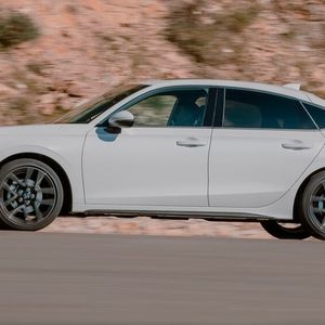 Der Civic ist 4,55 Meter lang. Es gibt das Modell nur als viertüriges Schrägheck.(Bild:  Honda)