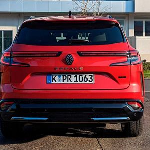 1. Der Name: Espace bedeutet Raum – und um eine möglichst gute Raumausnutzung ging es Renault bei der ersten Generation des Familientransporters auch. Auf gerade einmal 4,25 Metern Länge brachte der Espace I sieben Personen unter. Mehr schafft der Espace VI mit knapp 50 Zentimetern mehr auch nicht. (Bild:  Rosenow – VCG)