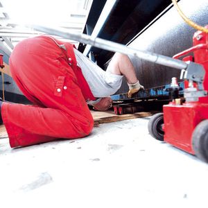 Bild 2: Mehr als 430 Druckzylinder werden abgebaut und in einem Zwischenlager für die Seereise nach Indien verpackt.