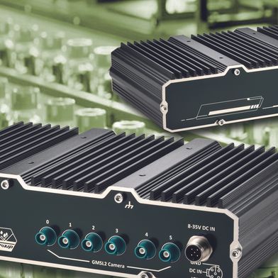 Kompaktes Kraftpaket für die Bildverarbeitung: Der lüfterlose NRU-161V-AWP bietet Anschlüsse für bis zu sechs Kameras und verarbeitet KI-Datenströme latenzfrei direkt am Entstehungsort.

 (Bild: Acceed)