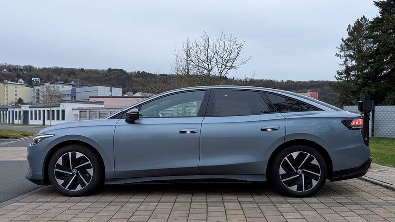 Mit 4,96 Metern Länge ist der ID 7 der längste Volkswagen-Pkw und stößt mitten rein ins Segment der oberen Mittelklasse.(Bild:  Rosenow – VCG)