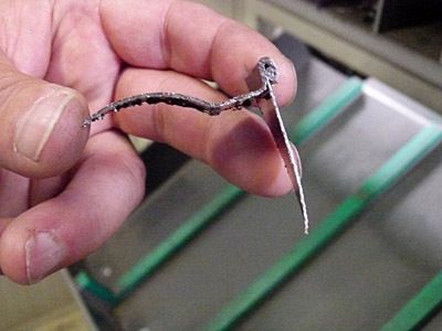 Zur Probe des Montagefalzes werden stichprobenartig Ausschnitte aus den Verbindungsebenen genommen. (Bild: Kuhn)