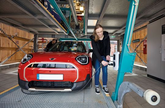 Half of the gondolas in vertical parking are equipped with charging boxes for electric vehicles.(Image: Vepa Vertical Parking)