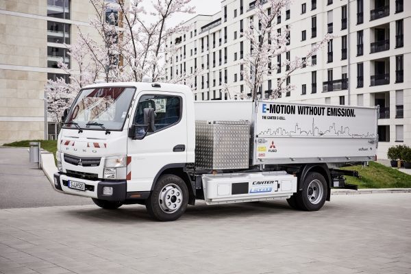 Der Fuso Canter E-Cell: Der erste in einer Kleinserie gefertigte rein elektrisch angetriebene leichte Lastwagen fährt emissionsfrei und nahezu geräuschlos. (Bild: Daimler)