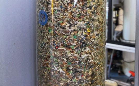 Elektroschrott im Biomining-Reaktor(Bild:  Fraunhofer IGB)