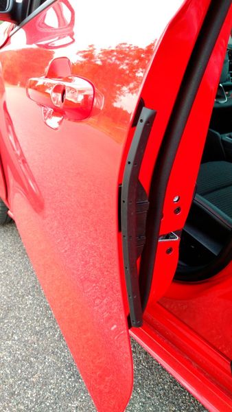 Ford-Spezialität: Beim Öffnen der Türen legt sich ein Türkantenschutz der Firma Witte um den Türrahmen. Besitzer und Nebenparker dürften sich im Zweifelsfall darüber freuen. (Bild: Thomas Günnel/Automobil Industrie)