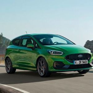 Der Fiesta bekommt eine etwas höhere und neu gestaltete Motorhaube und serienmäßig LED-Scheinwerfer. (Bild:  ampnet/Ford)