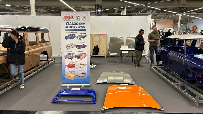 Das chinesische Unternehmen Juncheng Auto Body Parts zeigte in Dortmund seine Blechteile und Karosserien. Einen ausführlichen Bericht zu diesen Angeboten enthält »Fahrzeug+Karosserie«, Schwesterzeitschrift von »kfz-betrieb«, in der Ausgabe 9/2026. (Bild: Diehl – VCG)