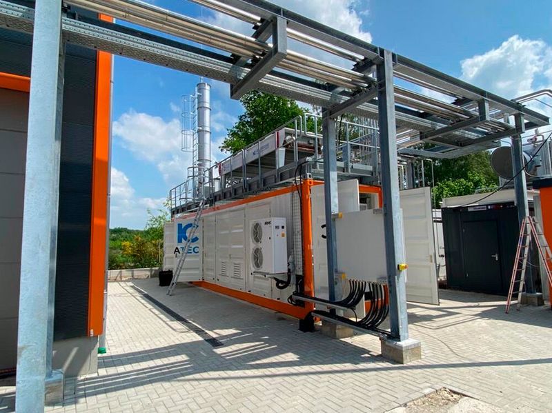 Nach Angaben der Betreiber handelt es sich um die erste Anlage weltweit, die den Flugzeugkraftstoff im industriellen Maßstab synthetisch herstellen kann.  (Bild: Atmosfair)