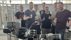 Die Teams von Shadow Robot und dem Fraunhofer IFF arbeiten gemeinsam daran, neue Möglichkeiten für die fingerfertige Roboterhandhabung in der Produktion zu erforschen.(Bild:  © Fraunhofer IFF/Shadow Robot)