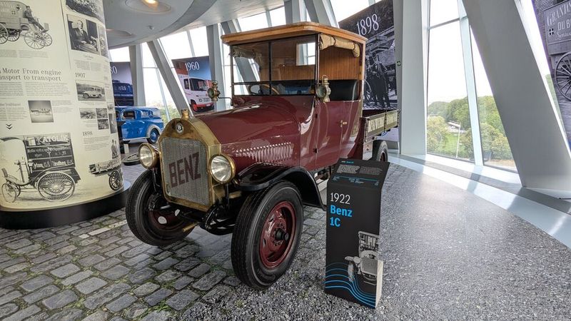 Der Benz 1C von 1922 steht für die frühe Lkw-Serienproduktion. Der 1,5-Tonner beginnt sein Leben als Feuerwehrfahrzeug und wird später umgebaut. Bei der Restaurierung erhält er seinen heutigen Pritschenaufbau zurück. Der 1,0- bis 1,5-Tonner Typ 1C (mit 35 PS starkem 4,7 Liter Motor) wurde ab 1917 noch drei Jahre gebaut, ab 1921 dann zum Typ 1CN weiter­entwickelt und bis zur Fusion mit Daimler im Jahr 1926 gefertigt. (Bild: Dominsky – VCG)