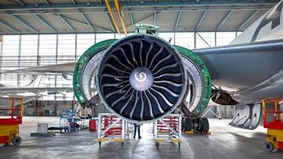Das kennt so gut wie jeder! Ein gewöhnliches Flugzeugtriebwerk, das mit fossilen Brennstoffen für Schub sorgt. Doch weil das der Umwelt nicht guttut, treiben MTU und Airbus die Entwicklung von Brennstoffzellen-Triebwerken voran ... (Bild: MTU)