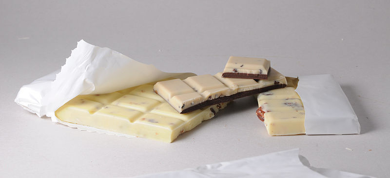Die Schweizer haben den höchste Schokoladenkonsum pro Kopf weltweit: Ca. 12 Kilo Schokolade. In Deutschland liegt der Jahreskonsum bei knapp über 11 Kilo pro Person. (Quelle: Simon A. Eugster; CC-BY-SA 3.0; (http://commons.wikimedia.org/wiki/File:Schokolade-weiss.jpg)