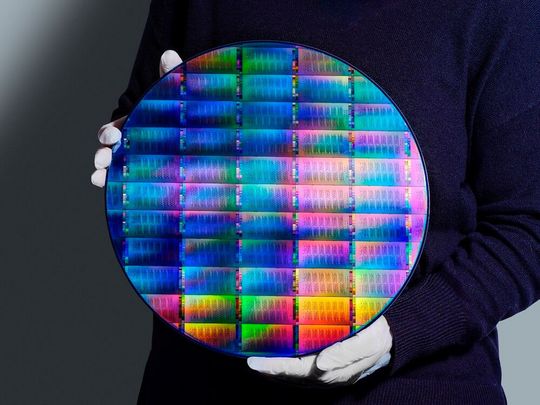 BM verdoppelt die Entwicklungsgeschwindigkeit durch Umstellung auf eine 300-mm-Wafer-Fertigungsanlage und steigert gleichzeitig die physikalische Komplexität von Quantenchips um das Zehnfache für eine fehlertolerante Roadmap zur Fehlerkorrektur(Bild:  IBM)