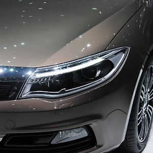 Das Tagfahrlicht besteht aus horizontal angeordneten, von LED-Einheiten gespeisten Lichtbalken am oberen Rand der Scheinwerfereinheiten.(Foto: Baeuchle)