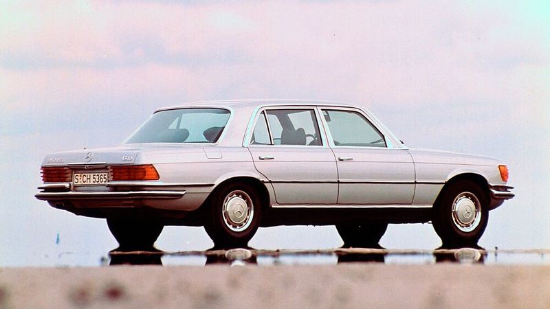 In der viereinhalbjährigen Produktionszeit liefen 7.380 Fahrzeuge vom Band. 1975 betrug der Grundpreis dieses Spitzenmodells der V 116-Baureihe 69.930 DM, was unter Berücksichtigung der Inflation einer heutigen Kaufkraft von etwa 110.000 Euro entspricht.  (Bild: Mercedes-Benz)