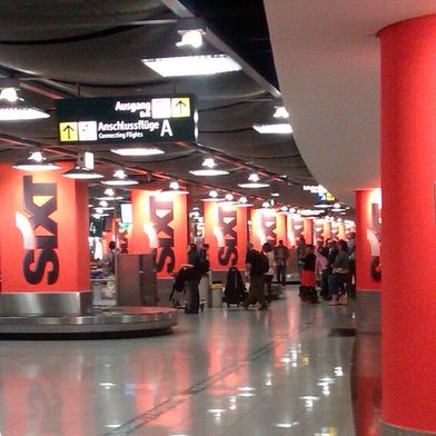 90985572v1 (Bild: Subtle Sixt Sponsorship? Düsseldorf Flughafen / Dunk / CC BY-SA 2.0)