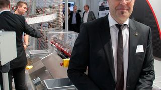 Daniel Fässer, CEO von Denipro, vor der Förder- und Sortieranlage Denisort. (Gillhuber)