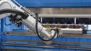 Am Stand von Prima Power auf der Blechexpo können Besucher eine kompakte und robotergestützte Biegezelle erleben.  (Bild: Prima Power)