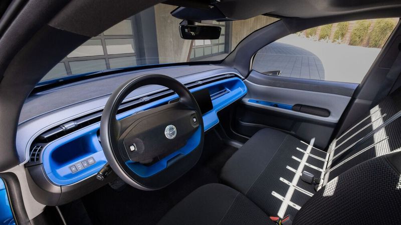 Das Cockpit des Crossovers ist recht nüchtern eingerichtet. (Bild: Fisker)