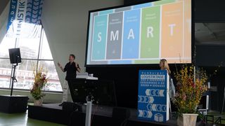 „SMART“ ging es zu während der 18. Hamburger Logistiktage im Cruise Center Altona mit Blick auf die Elbe. (HLT)