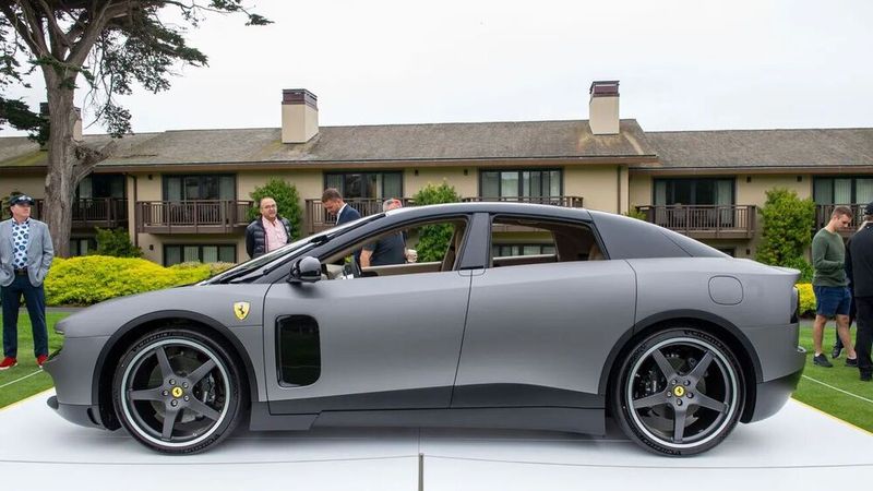 Platz 2: Dieser Neuwagen in Form eines 2026er Ferrari Luce Tailor Made Sedan erlöste phänomenale 40.000.000 Doller (RM Sotheby's) für eine Wohltätigkeitstombola. (Bild:  Andrej Sokolow/​dpa)