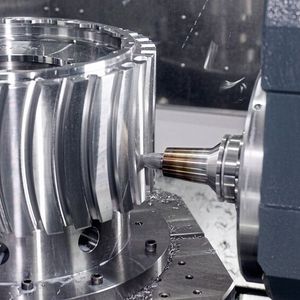 Die F 6000 bei der Bearbeitung eines Aerospace Fan Hubs mit hoher Präzision und Zerspanungsleistung. (Bild:  Heller)