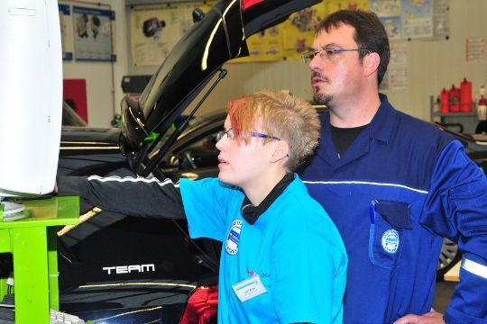 Laura Müller aus Nordrhein-Westfalen recherchiert den Grund für eine defekte Anhängersteckdose. (Schmidt)